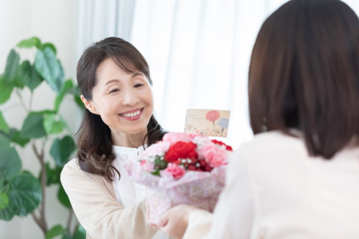 【母の日に贈る花の種類一覧】定番人気は？花言葉は？