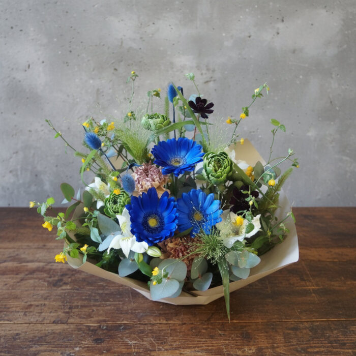 青いお花を使用したアレンジ