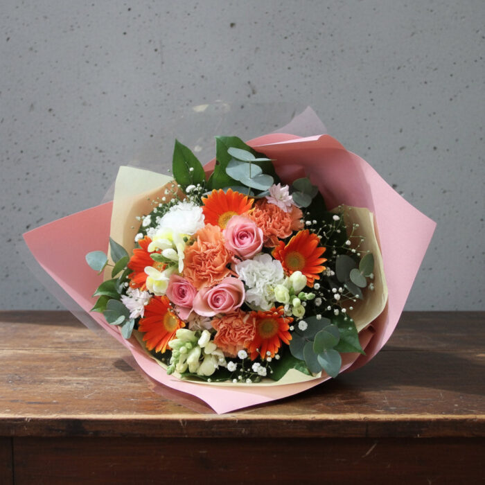 明るいビタミンカラーの花束