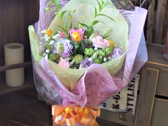 優しい色合いの花束で