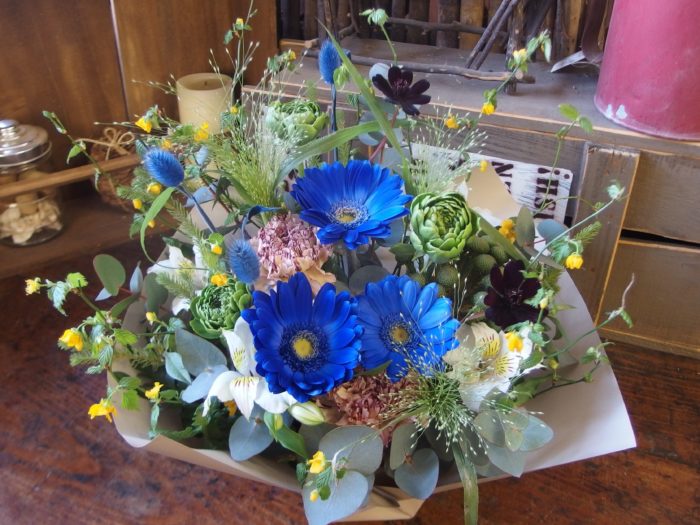 青いお花を使用したアレンジ