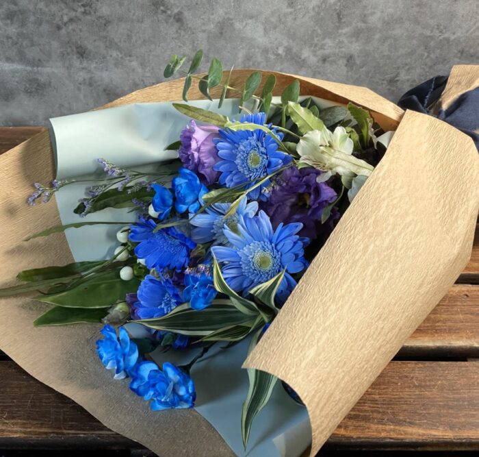 スマートなイメージで贈る青紫の花束